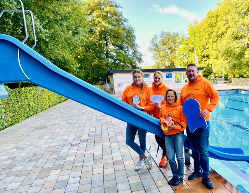 70 Kinder lernen schwimmen