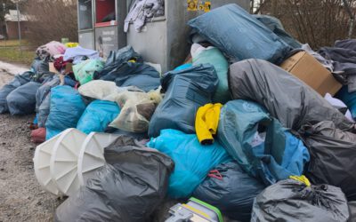 Überfüllte Altkleidercontainer: Stadt appelliert an Bürgerinnen und Bürger