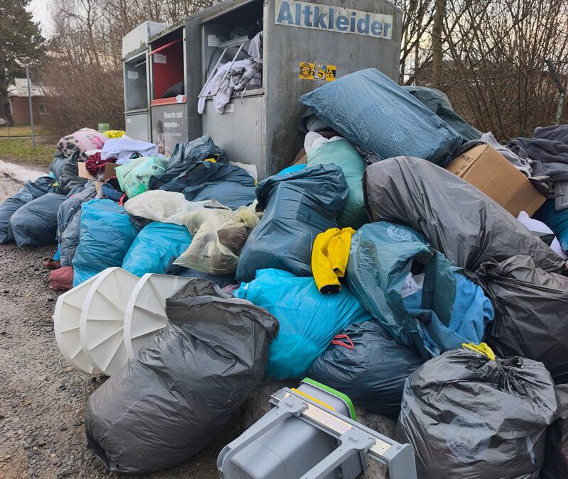 Überfüllte Altkleidercontainer: Stadt appelliert an Bürgerinnen und Bürger