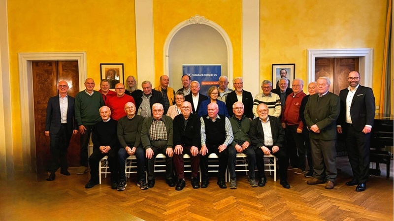 Volksbank Ostlippe eG ehrt langjährige Mitglieder im Schloss Schieder