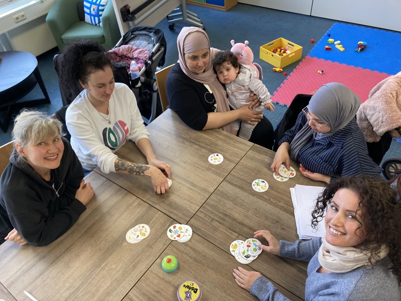 Runder Teppich für Frauen aller Kulturen und Generationen