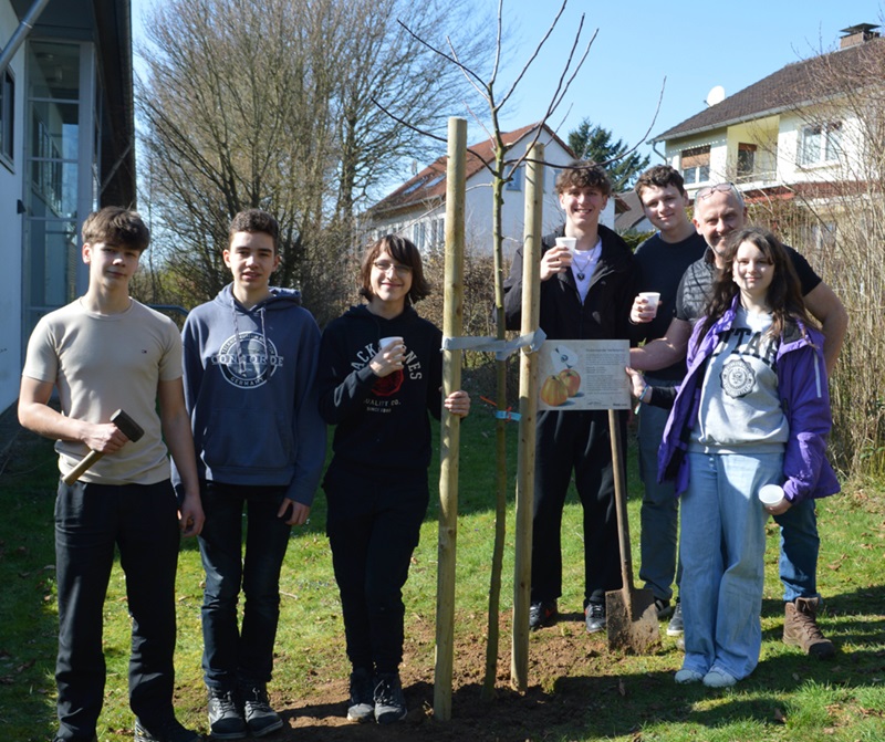 Schüler der Karla-Raveh-Gesamtschule verabschieden sich