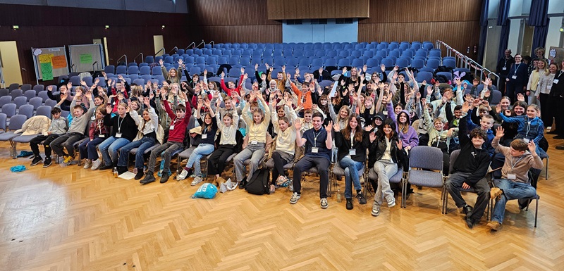 Kinder und Jugendliche sagen in der Jugendkonferenz ihre Meinung