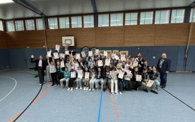 Grundschule am Weinberg in Blomberg hat Pokal erhalten