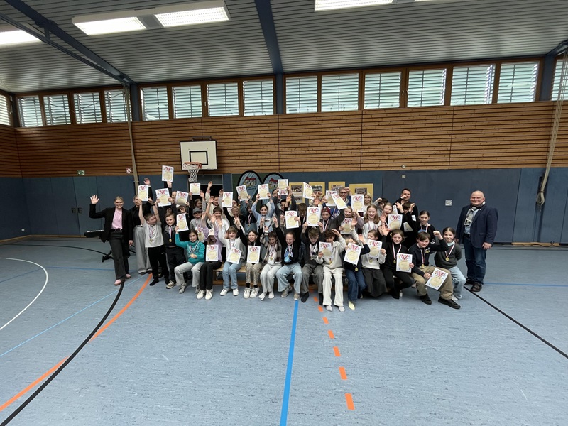 Grundschule am Weinberg in Blomberg hat Pokal erhalten