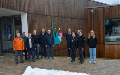 Seminarteilnehmer erlernen fachgerechte Markierung von Wanderwegen