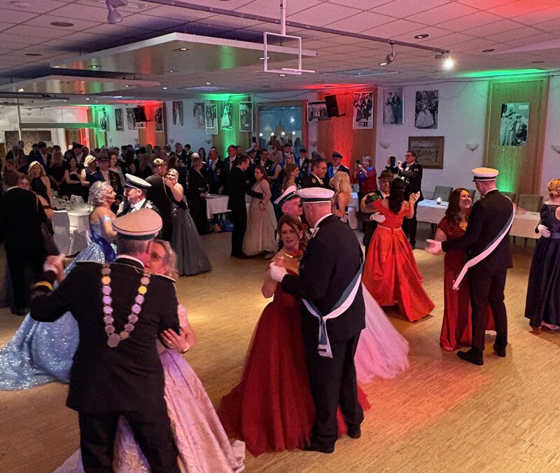 Stimmungsvoller Offiziersball in Blomberg