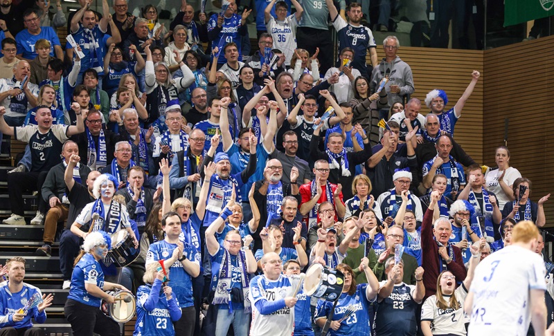 Fanmarsch der „Lemgoer Hexen“ zum Halbfinale des Lidl Final4 in Köln