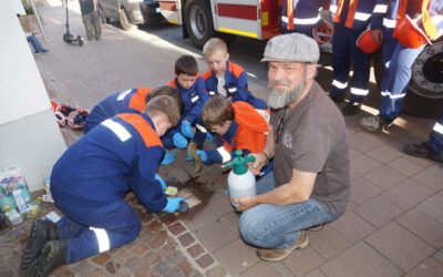 Jugendfeuerwehr reinigt Stolpersteine