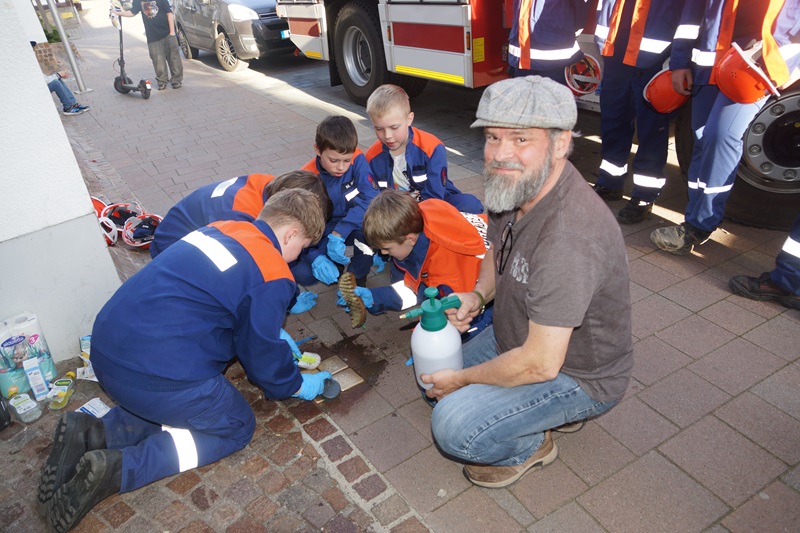 Jugendfeuerwehr reinigt Stolpersteine