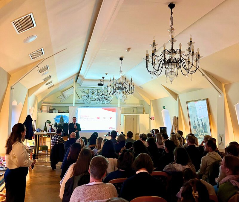 Mehr als 80 Menschen diskutieren über Kita-Reform in Detmold