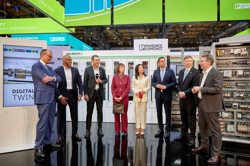 Bundeskanzler Friedrich Merz besucht Phoenix Contact auf der Hannover Messe