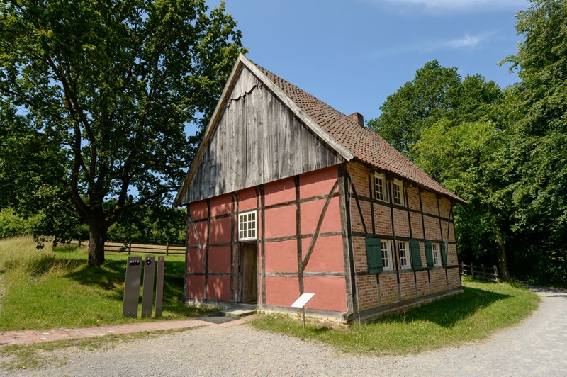 Wort-Akrobatik im Schatten „Kleiner Häuser“