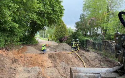Feuerwehr sichert Arbeit an beschädigter Gasleitung