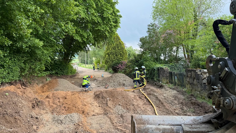 Feuerwehr sichert Arbeit an beschädigter Gasleitung