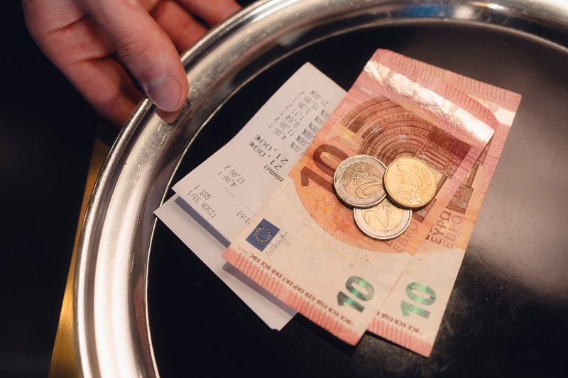 „Stimmt so!“ – Ein Satz, den 4.930 Gastro-Beschäftigte im Kreis Lippe gerne hören