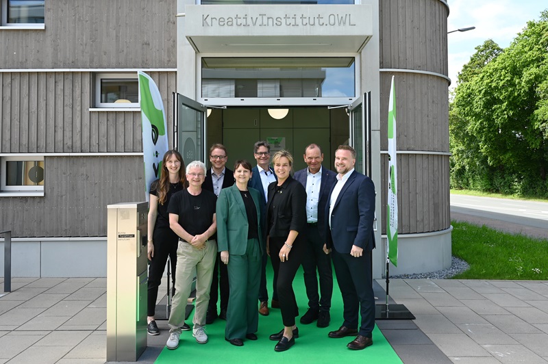 Wirtschaftsministerin Mona Neubaur zu Besuch im KreativInstitut.OWL