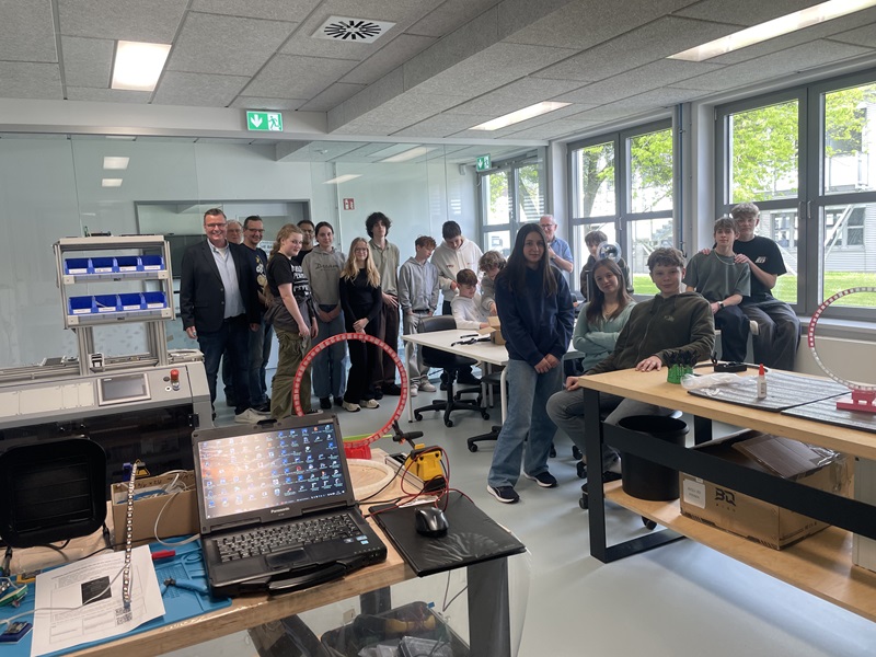 Schülerinnen und Schüler bauen eigene 3D-Drucker