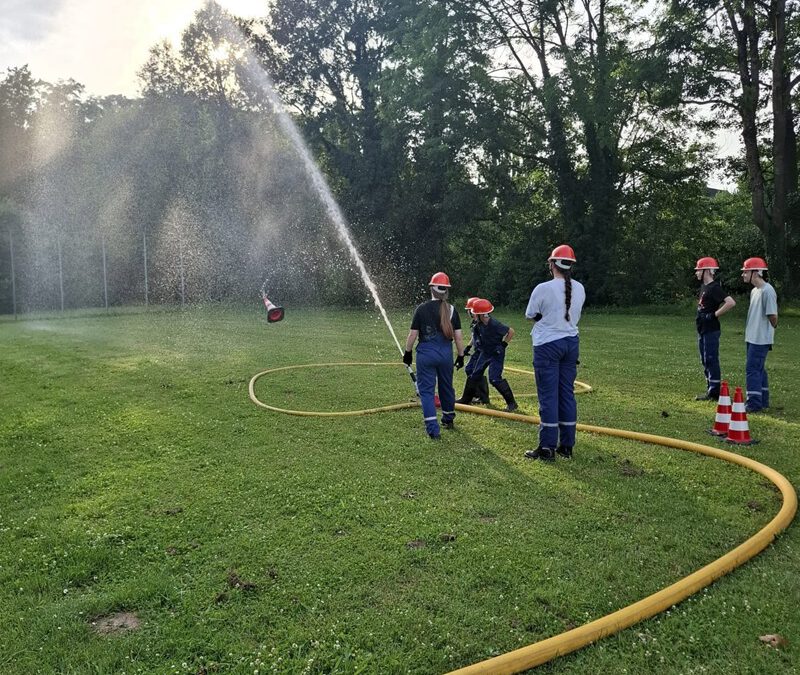 Jugendfeuerwehrdienst: Wasserversorgung über den Unterflurhydranten