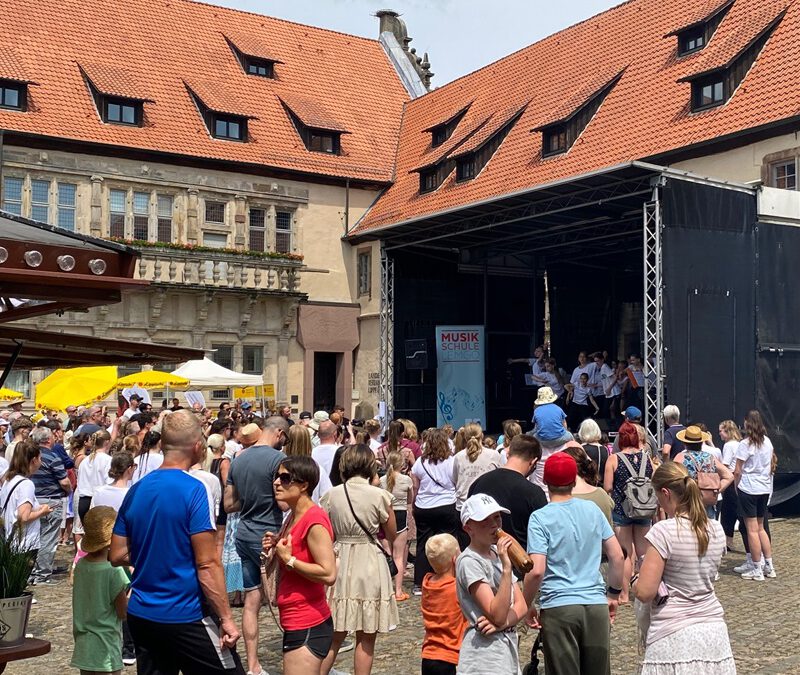 Großes Familienfest im, am und ums Schloss Brake herum