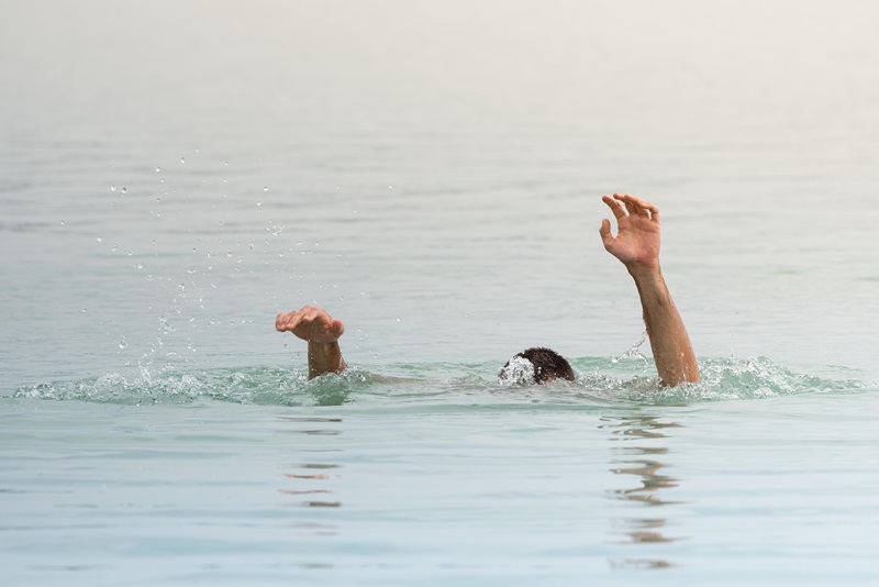 Nicht überhitzt ins Wasser, niemals die Gefahr von Flüssen, Seen und Kanälen unterschätzen