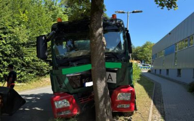 LKW-Anhänger rollt los – Mann schwer verletzt