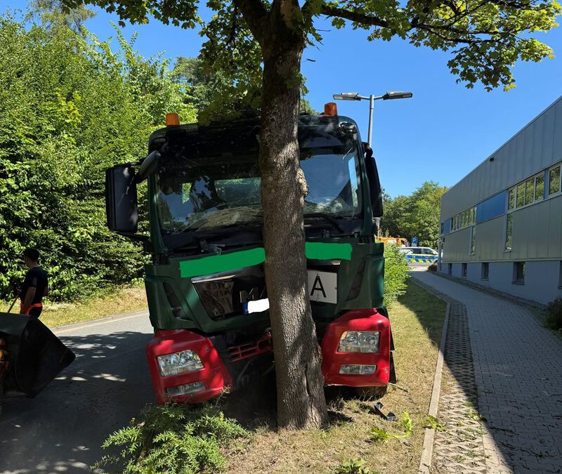 LKW-Anhänger rollt los – Mann schwer verletzt