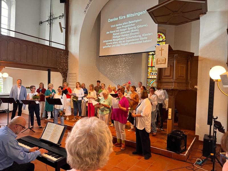 Volle Kirche beim Abba-Gottesdienst in Lüdenhausen