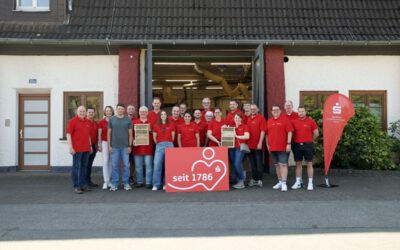 Sparkassen-Mitarbeitende bauen 50 Insektenhotels im Salvator-Kolleg