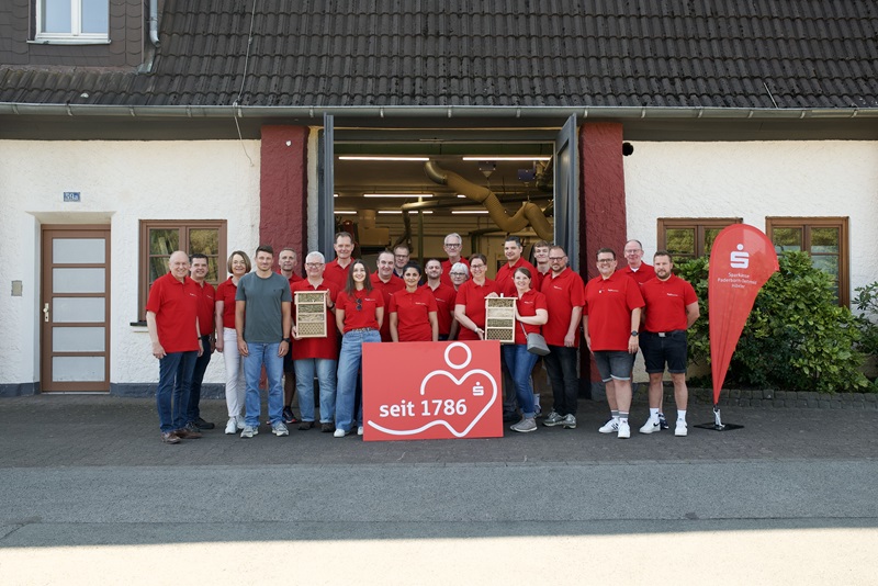 Sparkassen-Mitarbeitende bauen 50 Insektenhotels im Salvator-Kolleg