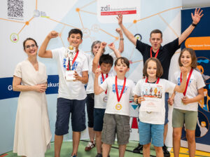 NRW-Finale des zdi-Roboterwettbewerbs: Team RoBots und Team Elektrokarategranatäpfel aus Bonn holen sich Platz eins!