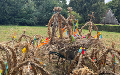 Lippische Landfrauen gestalten Erntekronen für das LWL-Museum Hellerlecht