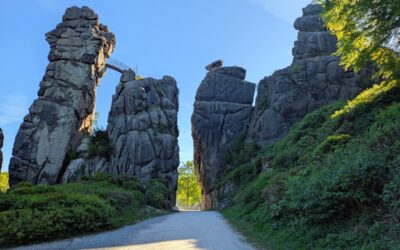 Die Externsteine werden zur Filmkulisse für eine Romanverfilmung