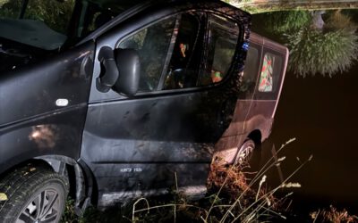 Verkehrsunfall mit eingeklemmter Person gemeldet