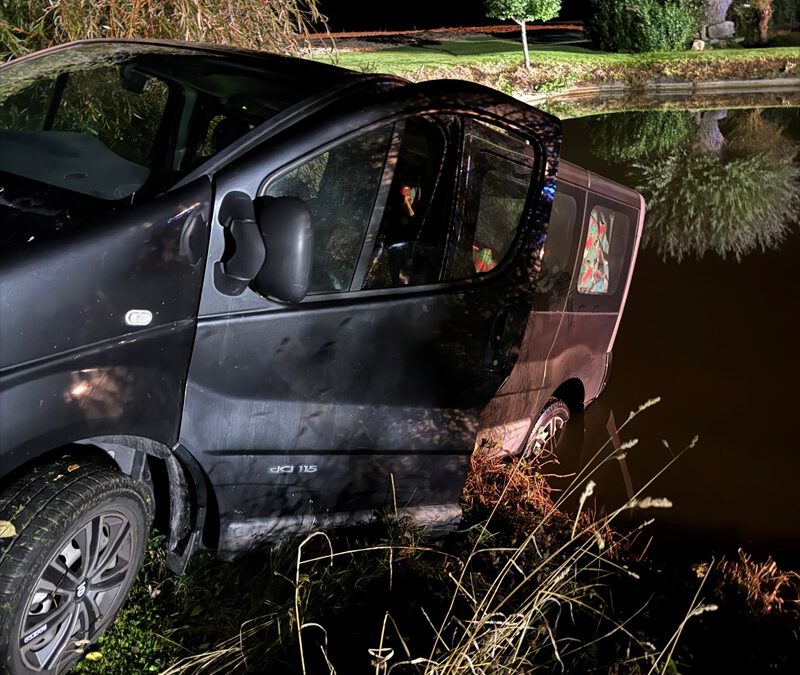 Verkehrsunfall mit eingeklemmter Person gemeldet