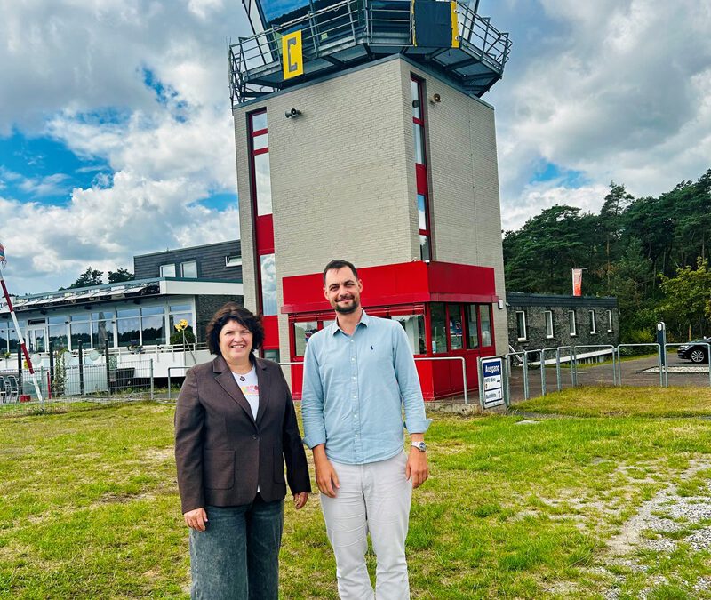 Über den Wolken: Landtagsabgeordnete Ellen Stock besucht Flugplatzgemeinschaft Oerlinghausen