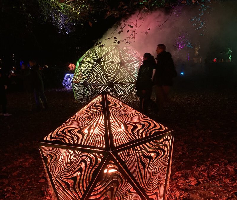 „Rural Utopia” – Lichtkunst-Fes val verwandelt Reelkirchen in eine nächtliche Bühne
