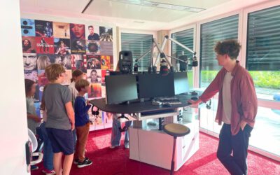 Radioluft schnuppern und selbst ans Mikrofon – MINTmachCLUB.Lippe zu Gast bei Radio Lippe
