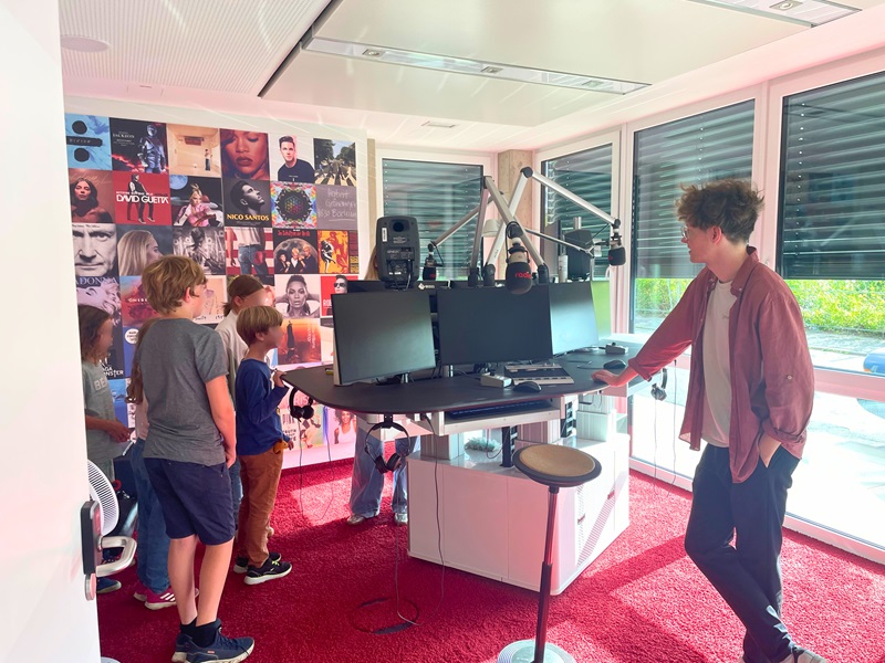 Radioluft schnuppern und selbst ans Mikrofon – MINTmachCLUB.Lippe zu Gast bei Radio Lippe