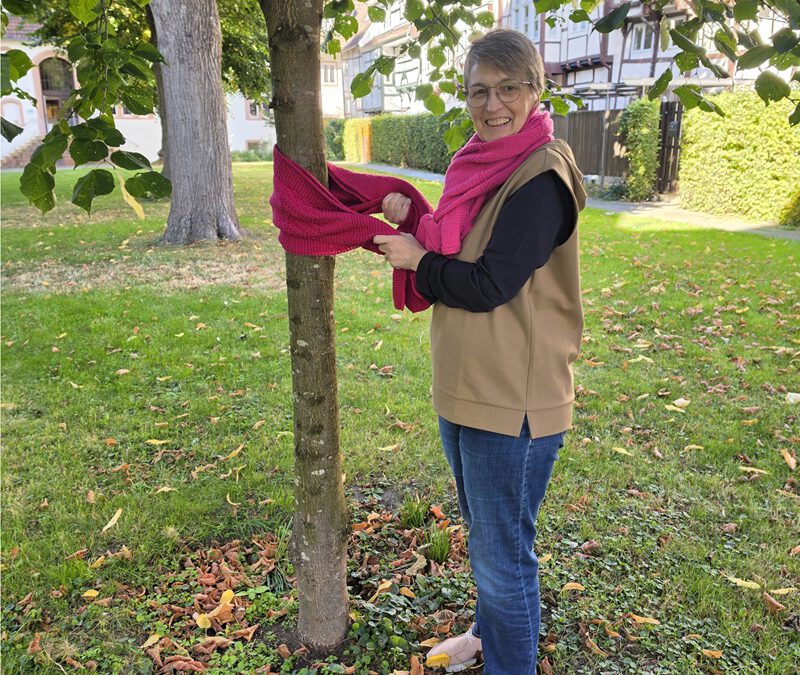 Brustkrebsmonat: Pinke Schals leuchten auch in Lemgo