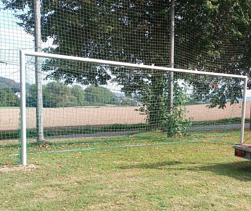 Neues Fußballtor auf der Rasenfläche in Istrup