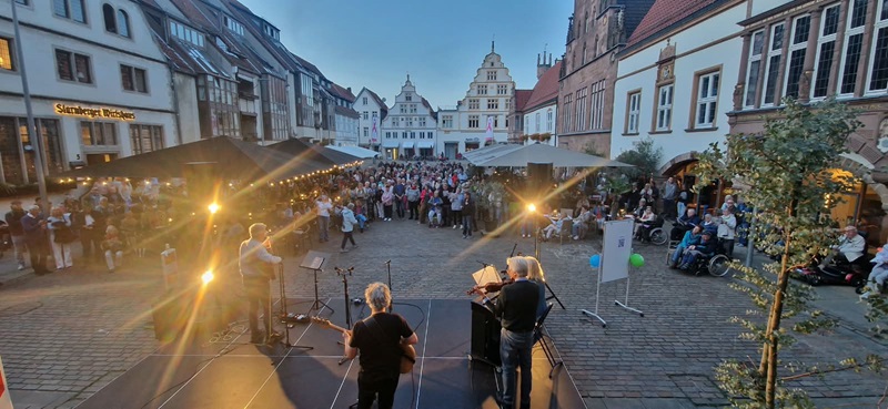 „Deutschland singt und klingt“: 350 Stimmen für Einheit und Hoffnung auf dem Lemgoer Marktplatz