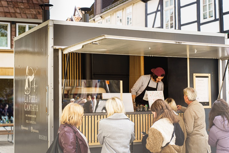 Pizza trifft Operngesang: „La Pizza Cantata“ bereichert seit Kurzem den Blomberger Wochenmarkt