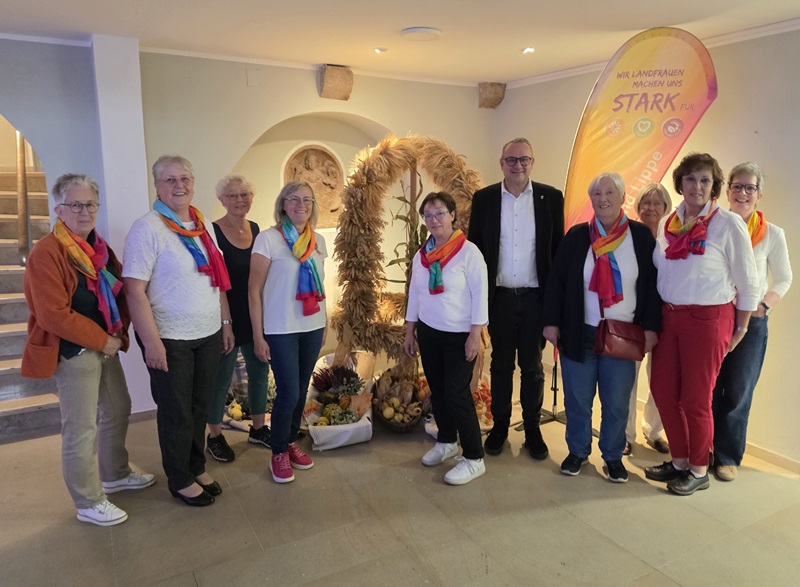 Erntekrone schmückt Lemgoer Rathaus