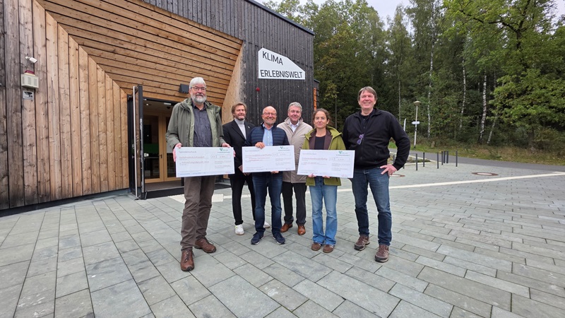 Klimaerlebniswelt Oerlinghausen: Spendenübergabe für den guten Zweck