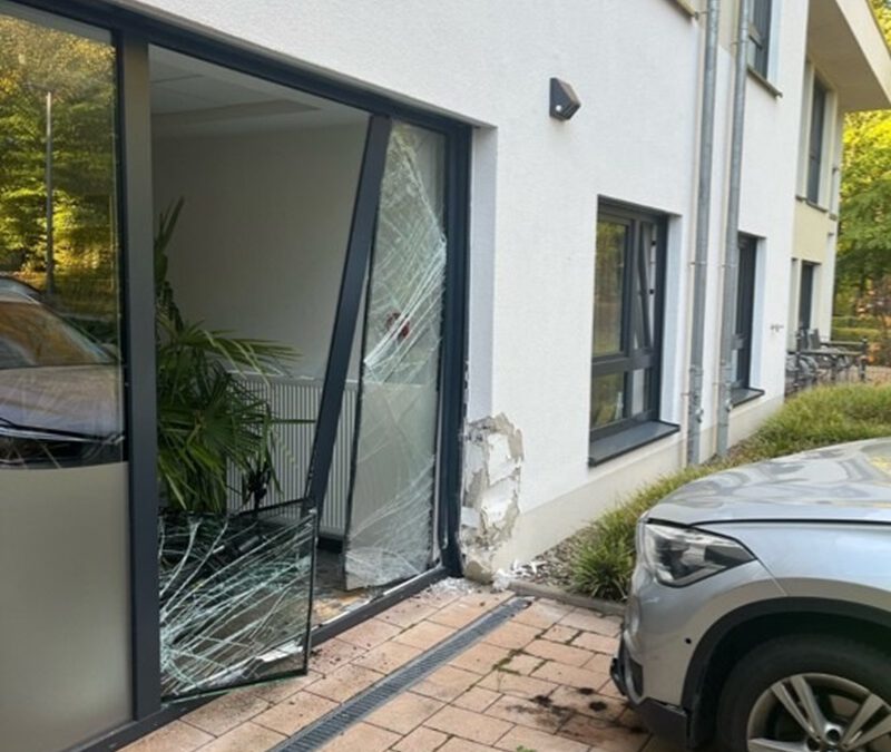 Autofahrer fährt gegen Glasfront eines Altenheim