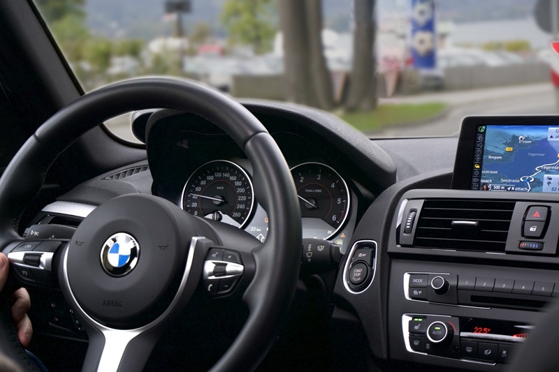 Das Auto mit der Stimme steuern