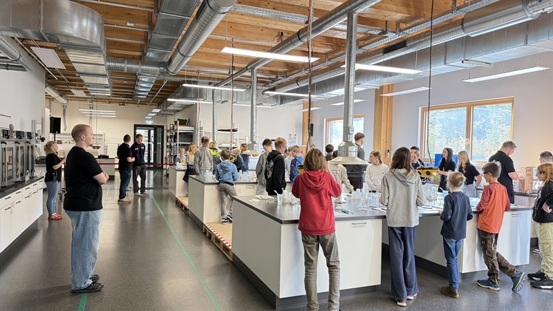 Chemie zum Staunen und Mitmachen: MINTmachCLUB.Lippe zu Gast bei Jowat SE
